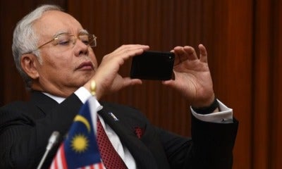 But First, Let Najib Take a #Selfie - WORLD OF BUZZ 2