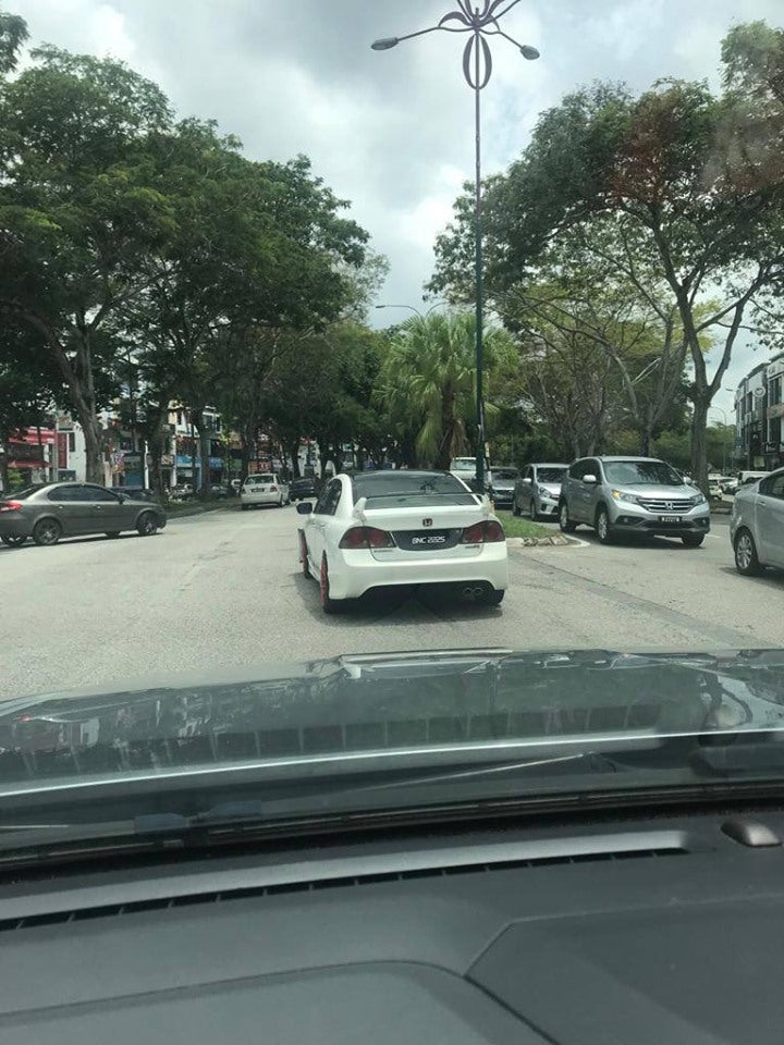 M'sian Driver Mercilessly Hits Food Delivery Rider & Drives Off, Netizens Expose His Personal Details - WORLD OF BUZZ 2